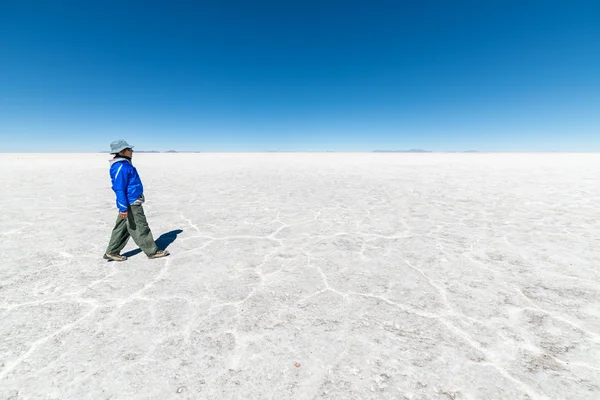 Uyuni tuz düz, Bolivya üzerinde yürüyen turist — Stok fotoğraf