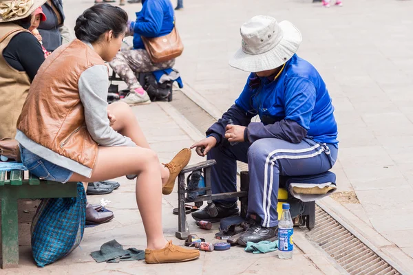 Cusco Caddesi'nde, Peru çalışma shoeshiner
