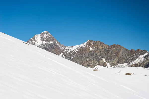 Montagne maestose in inverno sulle Alpi — Foto Stock