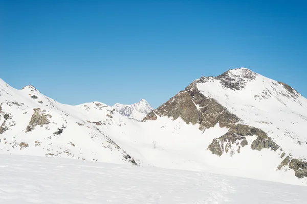Górskimi szczytami w zimowych w Alpach — Zdjęcie stockowe
