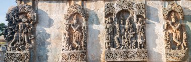Halebeedu antik tapınağı Karnataka Hindistan 'ın detaylı taş oymacılığı savaşçı tanrıları hayvanlar karmaşık heykel sanatı miras kültürel bağlılığı sembolize ediyor