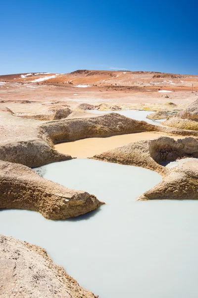 Estanques de agua caliente colorido en los Andes, Bolivia — Foto de Stock