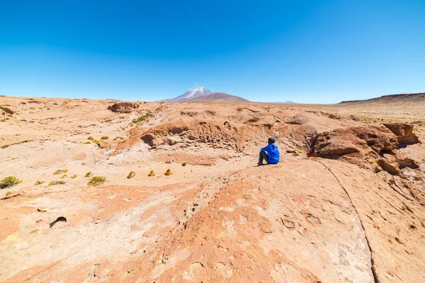 And Dağları üzerinde dumanı tüten volkan bakarak turizm — Stok fotoğraf