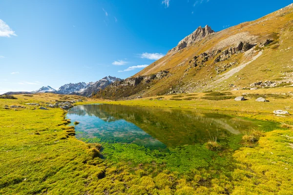 Vysoké nadmořské výšky zelenou alpské jezero v podzimní sezóně — Stock fotografie