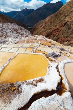 Peru Andes üzerinde parlayan beyaz tuz tava