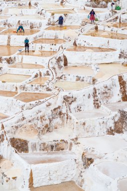 Peru Andes üzerinde tuz havzaları işçi