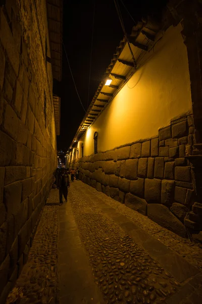 Pěší uličkou v noci v Cusco, Peru — Stock fotografie