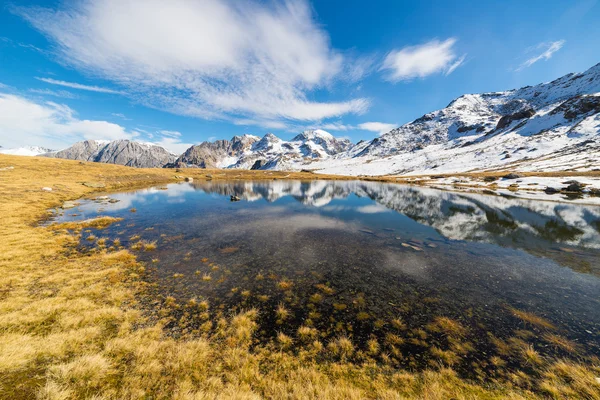 High altitude blue alpine lake in autumn season — Stock Photo, Image