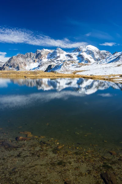 Lago alpino azul de gran altitud en temporada de otoño — Foto de Stock