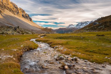 Yüksek irtifa Alp akışı Sonbahar sezonu