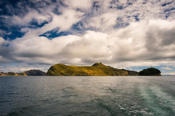 Offshore view of Island of the Sun, Titicaca Lake, Bolivia — Stock Photo, Image