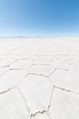 Altıgen şekillerin üzerindeki Uyuni tuz düz, Bolivya