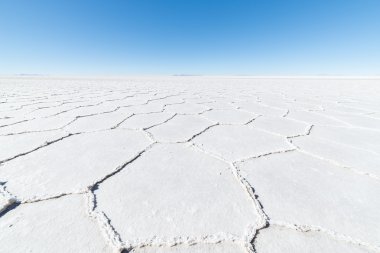 Altıgen şekillerin üzerindeki Uyuni tuz düz, Bolivya
