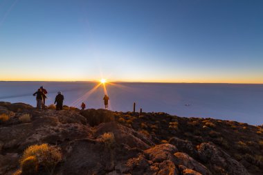 Uyuni tuz düz, Bolivya üzerinden yükselen güneş
