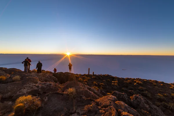 Uyuni tuz düz, Bolivya üzerinden yükselen güneş — Stok fotoğraf