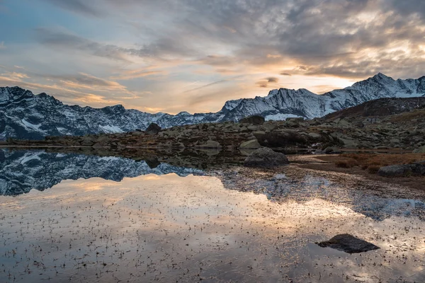 Hochalpensee, Spiegelungen bei Sonnenuntergang — Stockfoto