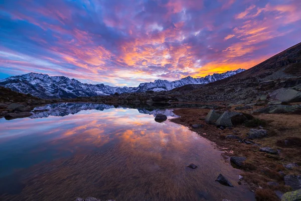 Vysoké nadmořské výšce alpské jezero, odrazy při západu slunce — Stock fotografie