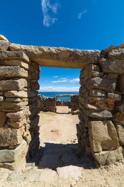 Taş kapılar adada güneşin Titicaca gölü, Bolivya