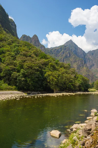 Rio Urubamba e montanhas Machu Picchu, Peru — Fotografia de Stock