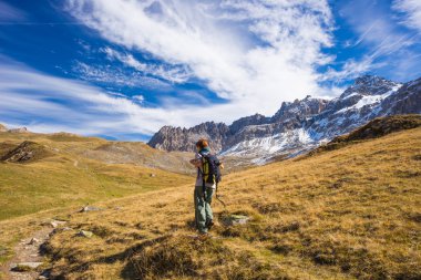 Alps, renkli sonbahar sezonu hiking
