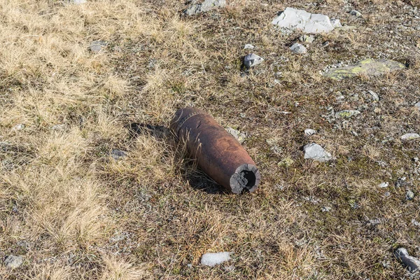 Σκουριασμένο μη εκραγέντων πυροβολικού σφαίρα κέλυφος, παγκόσμιος πόλεμος — Φωτογραφία Αρχείου
