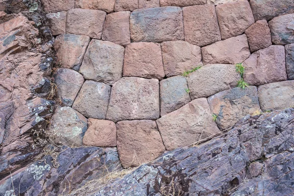 ピサク、ペルーで岩盤の上インカの石壁 — ストック写真