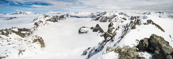 Berggipfel und schneebedeckte Bergrücken in den Alpen — Stockfoto