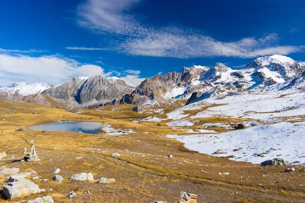 High altitude blue alpine lake in autumn season — Stock Photo, Image