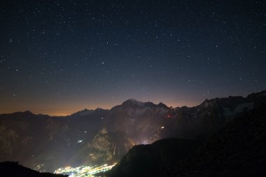 Yıldızlı gökyüzü ile Monte Bianco (Mont Blanc) nightscape
