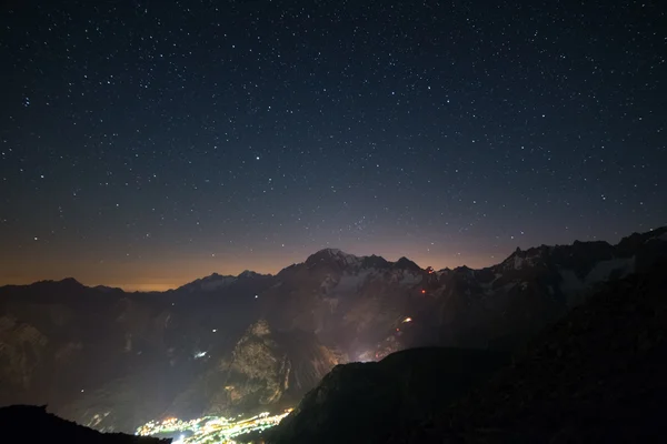 Paisaje nocturno Monte Bianco (Mont Blanc) con cielo estrellado — Foto de Stock