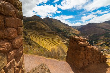 İnka terasları ve duvarlarda Pisac, Kutsal Vadi, Peru