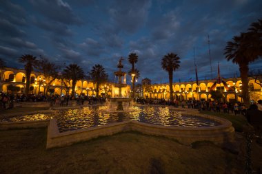 Main Square insanlar alacakaranlıkta, Arequipa, Peru