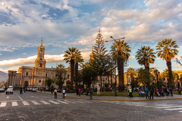 Persone sulla piazza principale e la cattedrale al tramonto, Arequipa, Perù — Foto Stock