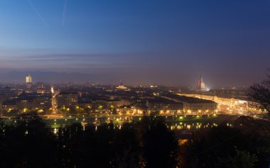 Turin (Torino) yukarıdan panoramik cityscape alacakaranlıkta