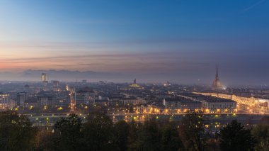 Turin (Torino) yukarıdan panoramik cityscape alacakaranlıkta