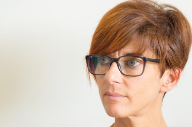 Bel kadar tarafsız arka planda Bayan portresi
