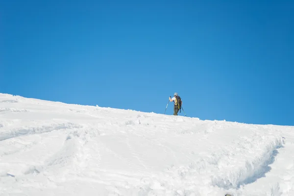 Esquí alpino girando hacia la cumbre — Foto de Stock