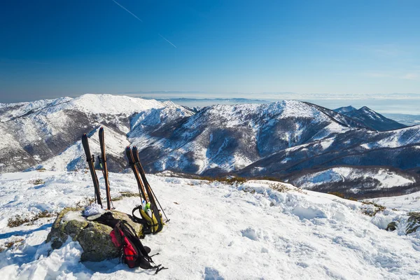 Attrezzature alpinistiche in cima — Foto Stock