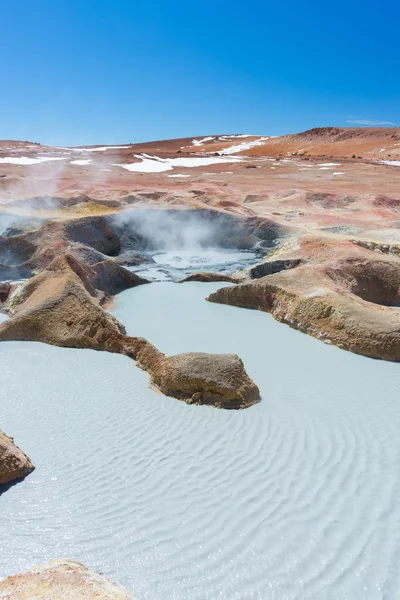 热气腾腾的热水池塘，安第斯山脉，玻利维亚 — 图库照片