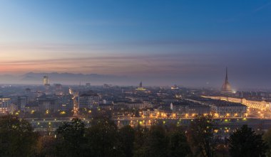 Turin (Torino) yukarıdan panoramik cityscape alacakaranlıkta