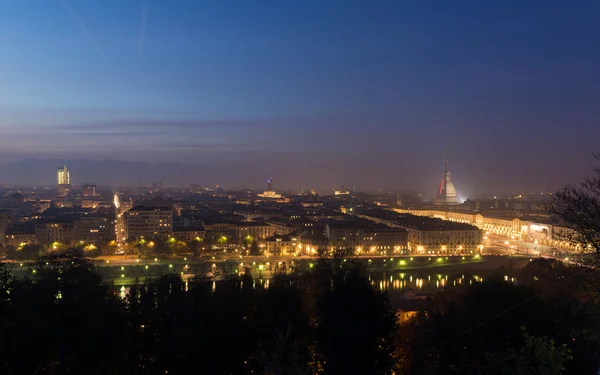 Panoramisch stadsgezicht van Turijn (Torino) van bovenaf in de schemering — Stockfoto