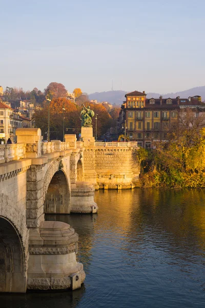Turin (Torino), detalj av bron på floden POS — Stockfoto