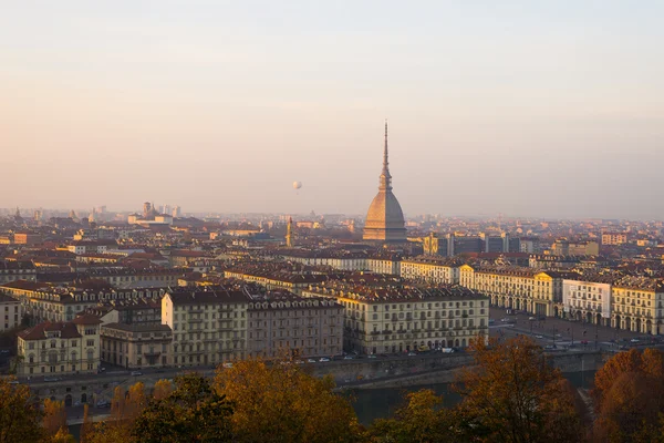 Popular vista de la ciudad de Turín (Torino) desde arriba al atardecer — Foto de Stock