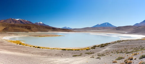 Vue panoramique du lac salé gelé sur les Andes boliviennes — Photo