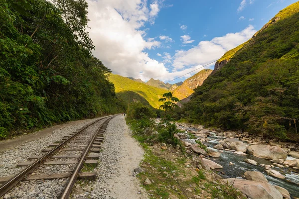 Eisenbahnstrecke und machu picchu berge, peru — Stockfoto