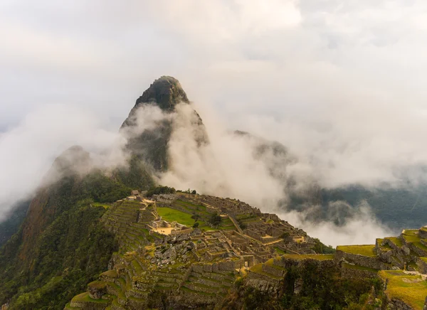 Primera luz suave en Machu Picchu desde la apertura de nubes — Foto de Stock