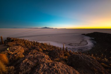 Uyuni tuz düz şafakta Bolivya Andes üzerinde