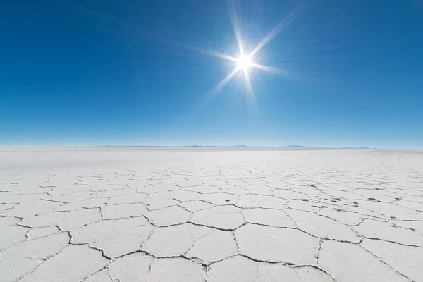 Hintergrundbeleuchtung in der majestätischen uyuni Salzebene, Bolivien — Stockfoto