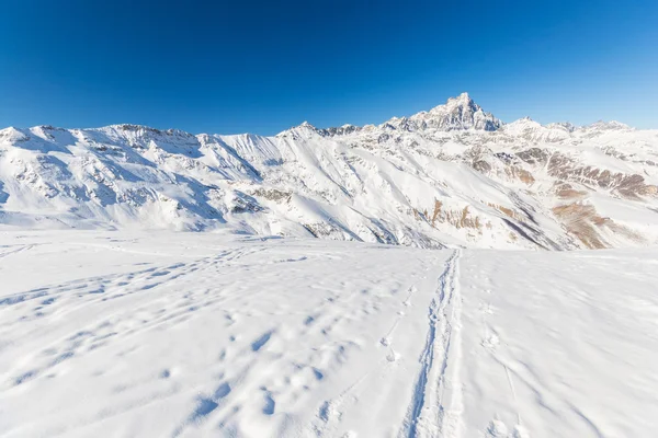 Majestueuze bergtoppen in de winter in de Alpen — Stockfoto