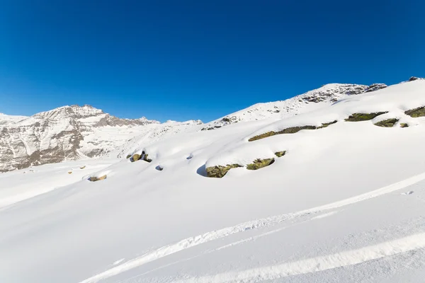 Majestätische Berggipfel im Winter in den Alpen — Stockfoto